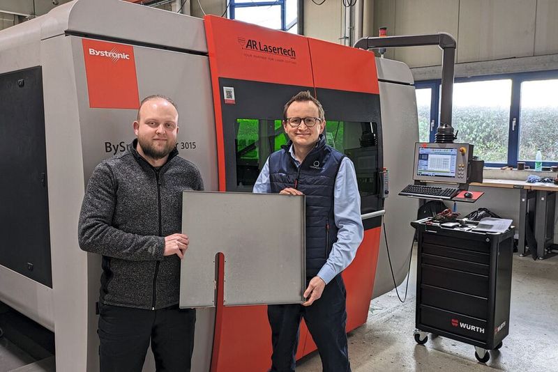 Alexander Rode (Geschäftsführer der AR Lasertech, links) und Tom Krause (Geschäftsführer von Automate-Me, rechts) vor der Laserschneidmaschine von Bystronic.(Bild:  Automate-Me)