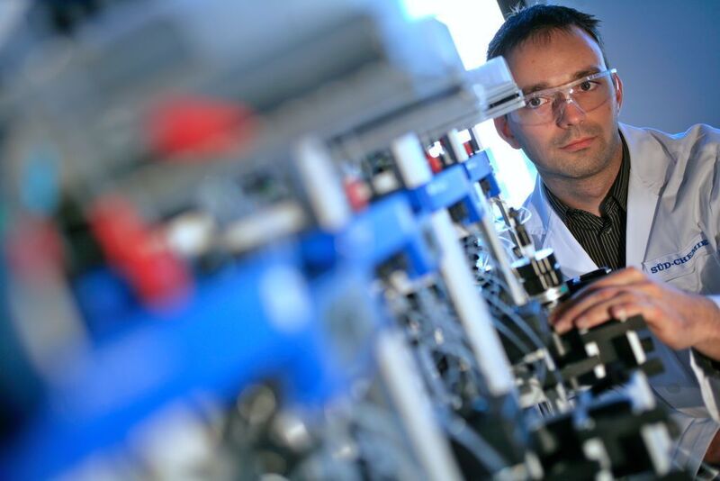 Forscher im Katalyselabor der Süd-Chemie – hier fand die Prozessentwicklung für die Technikumsanlage statt  (Bild: Süd-Chemie)