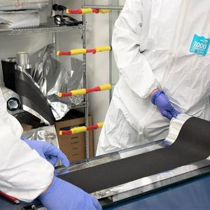 Experten von Nanoramic entrollen eine auf Nanocarbon basierende Neocarbonix-Batterieelektrode. Ihre Herstellung ist sehr günstig und kommt ohne Lösungsmittel aus, heißt es.