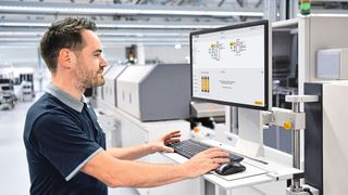 Über das intuitiv bedienbare Onlinetool My Pnoz Creator stellen Anwender „ihr“ indi­viduelles Sicherheitsschaltgerät My Pnoz zusammen. (Pilz GmbH & Co. KG/© iStock.com/industryview)