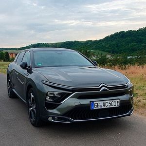 Besonders in dunklen Außenfarben sieht der C5 X von vorn schon etwas furchteinflößend aus. Dabei schlummert in ihm eine zutiefst friedliche Seele.(Bild:  Mauritz – VCG)