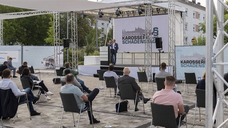 Zum Schutz vor Infektionen fanden die Würzburger Karosserie- und Schadenstage 2020 überwiegend unter freiem Himmel statt.(Bild:  Rainer Wengel)