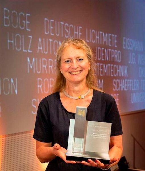 In der Kategorie Additive Fertigung wurde die Multiphoton Optics GmbH, Würzburg, für Lithoprof 3D ausgezeichnet, eine hochpräzise 3D-Druckplattform. Bei der Gala nahm CEO Dr. Ruth Houbertz den Preis entgegen.  (Stefan Bausewein)