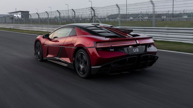 Der flache Zweisitzer verfügt über insgesamt 960 kW/1.305 PS. (Bild: Yangwang)