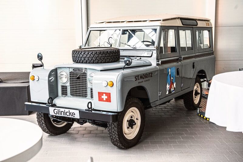 Noch ein Klassiker: ein Land Rover Defender erinnert die Besucher an die Wurzeln der Marke. (Glinicke)