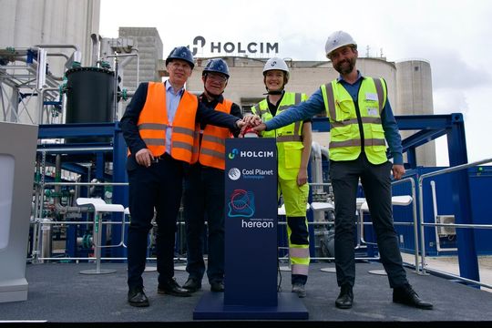 V.l.n.r.: Prof. Oliver Zielinski, Dr. Torsten Brinkmann (Hereon), Lisa Büscher (Holcim Deutschland) und Patrick Schiffmann (Cool Planet Technologies) drücken den „Roten Knopf“ zur Inbetriebnahme der Testanlage.(Bild:  Hereon/Rabea Osol)