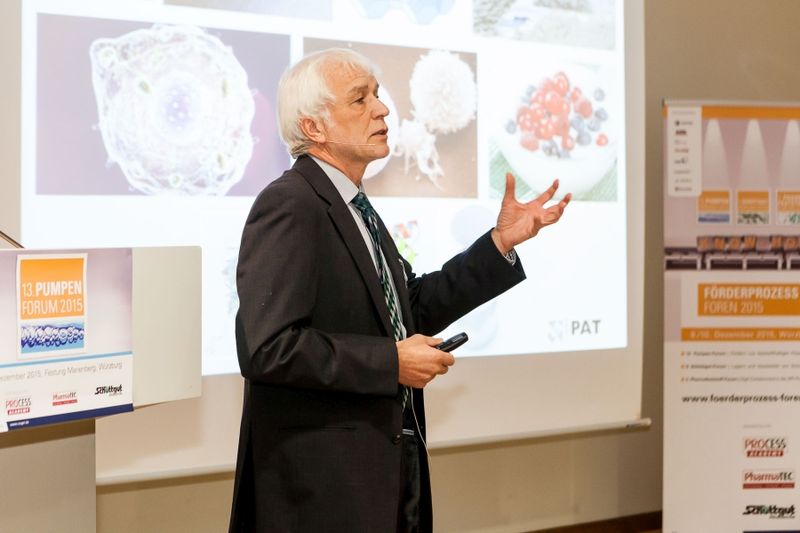 Prof. Dr.-Ing. Eberhard Schlücker von der Universität Erlangen-Nürnberg machte in seinem Eröffnungsvortrag „Welche feststoffhaltigen Flüssigkeiten gibt es, und welche Anforderungen müssen Pumpen erfüllen?“ u.a. die Auswirkung der Werkstoffhärte auf den Verschleiß in anschaulichen Bildern deutlich: „Wenn Sie mit dem Fensterleder 100 Jahre lang dasselbe Fenster putzen, ist dieses auch durch.“ (Bild: Bausewein/PROCESS)