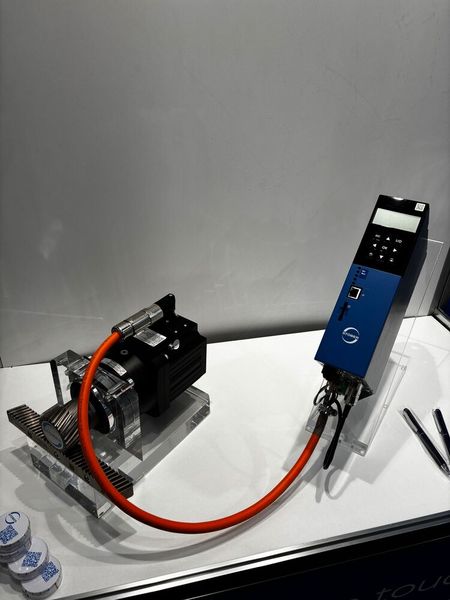 Die 6. Generation der Antriebsregler (SB6) von Stöber ist ausgelegt für die steigenden Anforderungen in der Automatisierung und im Maschinenbau. Auf der all about automation hat Stöber das neue Sicherheitsmodul SX6 präsentiert. Es erweitert das Funktionsspektrum der drei Antriebsregler SB6, SC6 und SI6 um zahlreiche Sicherheitsfunktionen. Angesteuert wird es über Ethercat. Ein besonderes Highlight ist, das bei Mehrachs-Reglern die STO-Funktion für jede Achse individuell aktiviert werden kann.  (Bild: Jeremy Streiff)
