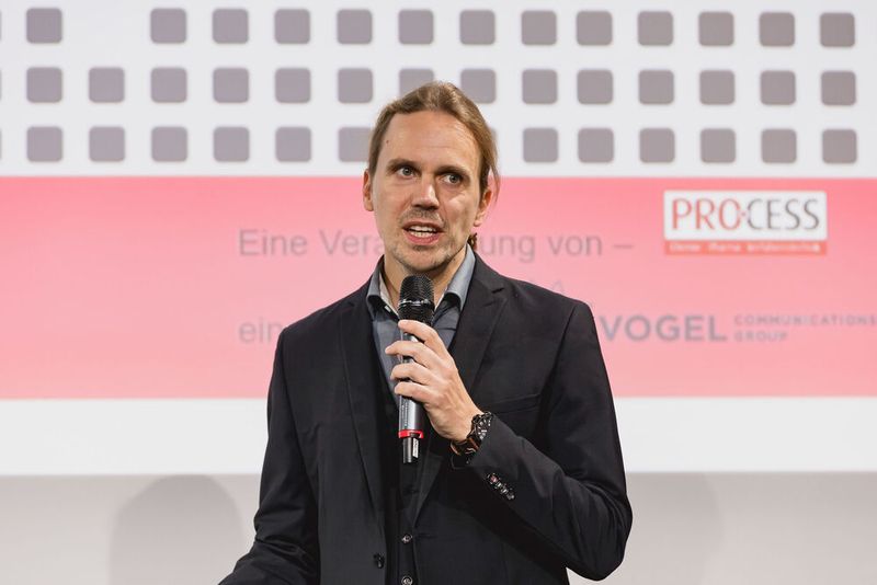 Ebenso ein bekanntest Gesicht: Co-Moderator und PROCESS-Redakteur Dominik Stephan. (Bild: Stefan Bausewein)