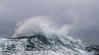 Bei stürmischem Wetter können Mikroplastikteilchen über die Gischt aus dem Meer in die Luft gelangen. Hier: Auf der Ausfahrt des Forschungsschiffs Heincke vor der norwegischen Küste im Juni 2021. (Bild: Alvise Vianello)