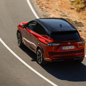 Am Heck erhielten die Rückleuchten, die äußere Form ist geblieben, ein neues Innenleben mit vier einzelnen LED-Elementen, die optisch zu schweben scheinen.(Bild:  Nissan)