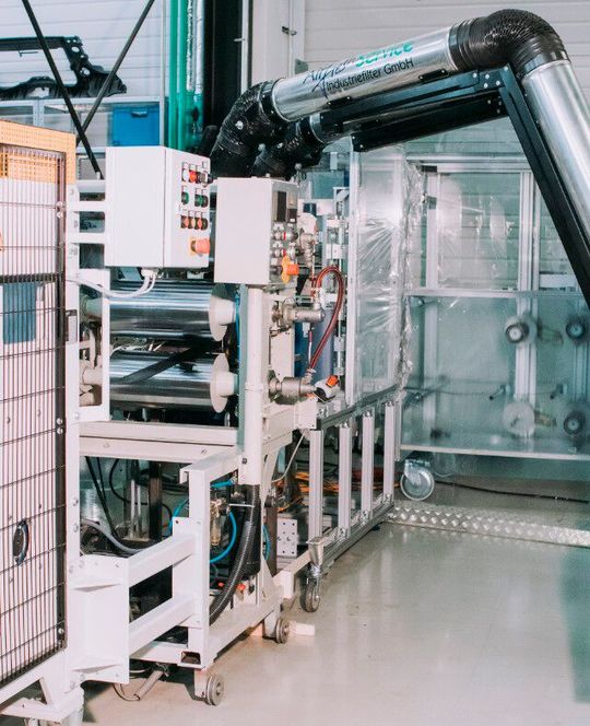 So sieht die Laboranlage aus, mit der am Fraunhofer IMWS die hochleistungsfähigen Polyamid-Tapes mit UD-Glasfaserverstärkung entwickelt und hergestellt wurden.(Bild:  Fraunhofer IMWS / L. Ossowski)