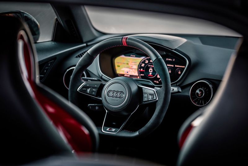 Keine Änderungen gibt es beim Bedienkonzept, und der digitale TFT-Bildschirm vor dem Fahrer bleibt mit seiner großen Kartendarstellung ein Unikum in diesem Segment. (Audi)