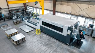 Auf der Laserschneidanlage von MicroStep Europa wird der Maschinenbediener künftig durch kontextsensitive Assistenzsysteme unterstützt.  (Bild: Ionos)