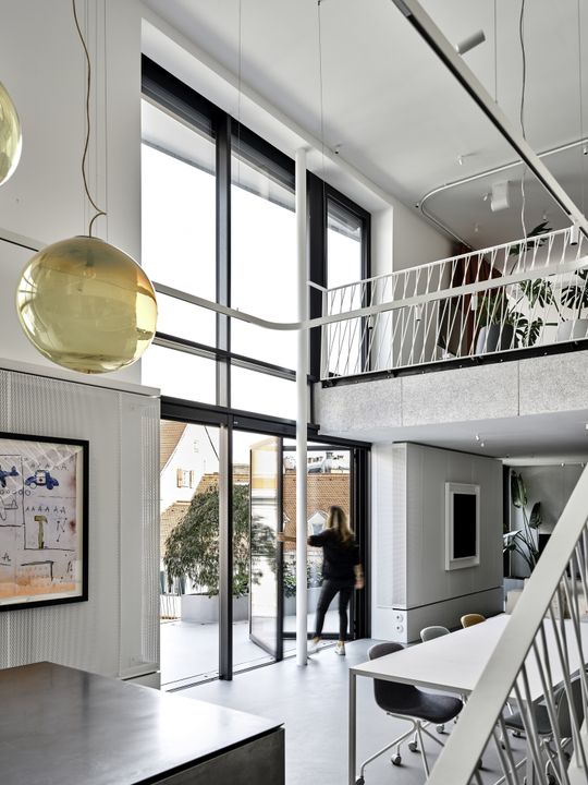 Im Gegensatz zu klassischen Schiebetüren lassen sich Glas-Faltwände vollständig zur Seite falten.(Bild:  Stefan Leitner)