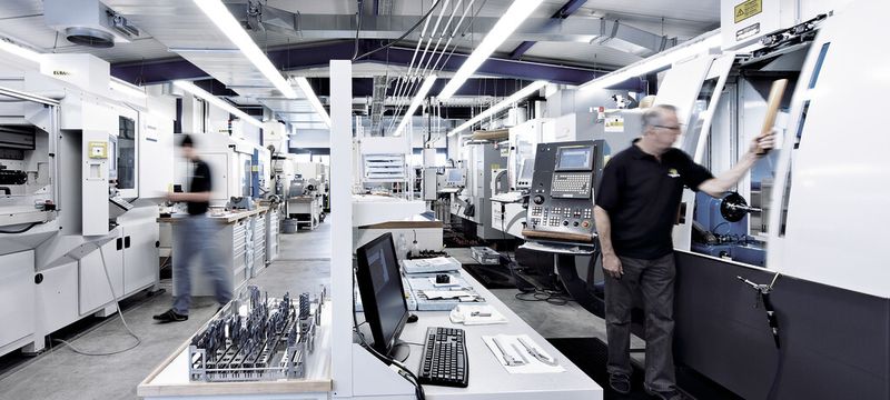 Qualifizierte Mitarbeitende mit langjähriger Zerspanungserfahrung analysieren, entwickeln und produzieren hochwertige VHM-Sonderwerkzeuge auf modernsten Anlagen in einer klimatisch stabilen Umgebung. Abläufe und Prozesse sind kundenspezifisch jederzeit dokumentiert und reproduzierbar. (Bilder: WAWO)