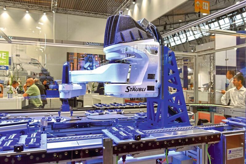 Le fournisseur de robot industriel bien connu Stäubli avec une applicationde manutention de smartphones lors de Motek 2018. (Motek)