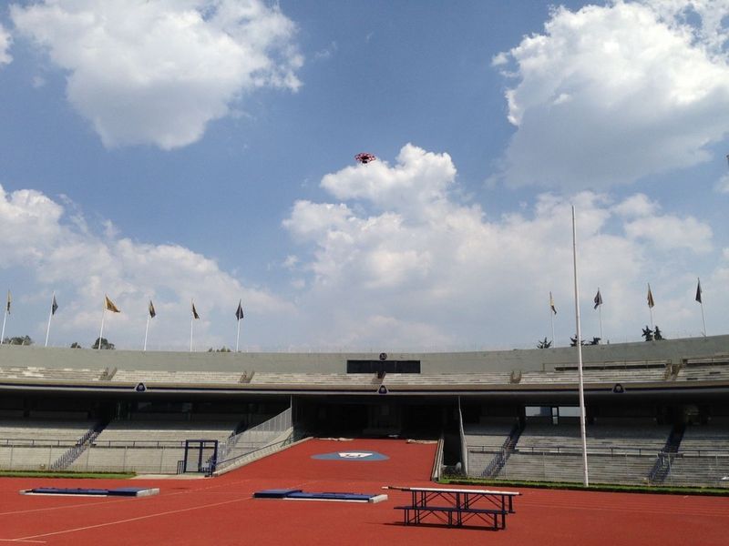 Der Multikopter Aibot X6 vermisst das Olympiastadion der Universität von Mexiko. (Bild: Aibotix)