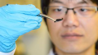 Die dünne Supraleiter-Folie macht neue Nano-Beschichtungen etwa für den Weltraum oder die Medizin möglich. Doktorand XianLin Zeng aus dem Team von Uwe Hartmann hat die Folie mitentwickelt.  (Oliver Dietze)