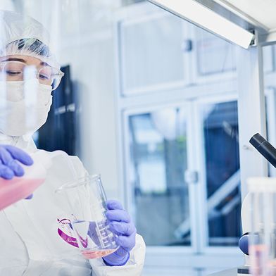 Arbeiten unter Reinraumbedingungen: In der Pharma- und Medizintechnik sind kontrollierte Umgebungen eine zentrale Voraussetzung für sichere Produktionsprozesse.  (Bild: item)