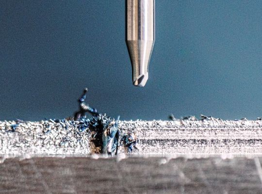 Bild 2a: Das Werkzeug ist nach 58 Sekunden gebrochen. Die untere Hälfte steckt noch im Werkstück.(Bild:  N. Niemeyer)