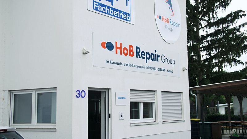 Die Annahmestelle der Hob-Repair-Group in Hanau musste auf den Self-Service vorbereitet werden, beispielsweise durch ein automatisches Türsystem und die Absicherung des Geländes.(Bild:  Wenz)