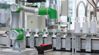 Anders als herkömmliche Industrieroboter, die mit hoher Beschleunigung und immensen Kräften arbeiten, können Cobots in direkter Nachbarschaft mit ihren menschlichen Kollegen tätig sein.  (Bild: Jochen Schreiner)