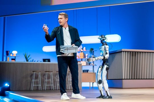 SAP-CTO Chief Philipp Herzig auf der „TechEd“-Bühne mit einem Roboter von Unitree Robotics. (Bild:  SAP)