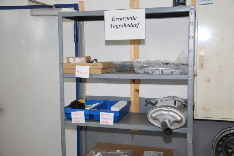 Einfach aber effektiv: Die benötigten Teile für den jeweiligen Arbeitstag werden vorgerichtet. (Foto: Wenz)