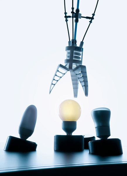 Bei der Natur abgeschaut: Der Bionic Tripod mit dem Fin Gripper ermöglicht flexibles Bewegen und adaptives Greifen. (Festo)