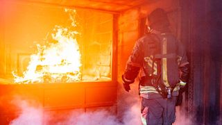Firefighters are under a lot of stress when fighting fires. The heat plus the heavy equipment can lead to collapse. With an "intelligent" firefighter's jacket that includes a cooling system, the risk is supposed to be significantly reduced ... (Image:Salzburg Research / wildbild)
