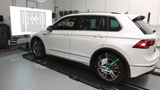 Das Kalibrieren von Fahrerassistenzsystemen wird immer öfter Alltag auch in freien Werkstätten. Wer kein entsprechendes System hat, steht vor der Qual der Wahl „Welches kaufen?“.  (Bild: Dominsky/»kfz-betrieb«)