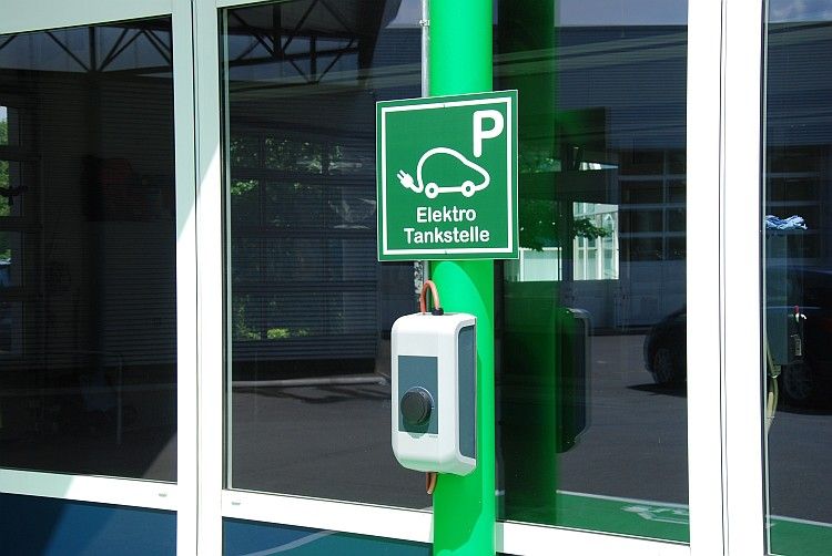 Park- und Ladeplätze für Elektroautos sind selbstverständlich vorhanden. (Foto: Rosenow)