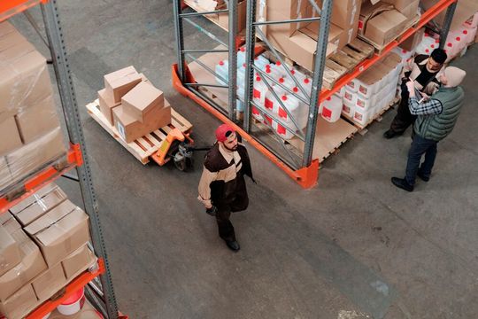 Arbeitsplätze in der Logistik sind belastender, als viele denken: In einer Studie geben 87 Prozent der Beschäftigten an, dass sie unter Burnout-Symptomen leiden.(Bild:  Pexels/Tiger Lily)