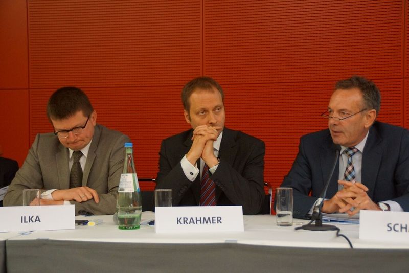 „Eine zentrale Zulassung von Medizinprodukten bringt nicht mehr Patientensicherheit und wird deshalb von der Europäischen Kommission, der Mehrheit des Europäischen Parlements, dem Bundesgesundheitsministerium und dem BVMed abgelehnt.“ Thomas Ilka, Holger Krahmer und Joachim M. Schmitt (von links) (Bild: BVMed)