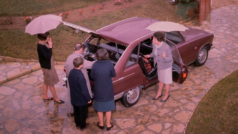 Französischer Fixstern Renault 16 – Die fünftürige Fließhecklimousine mit variablem Innenraum definierte 1965 die Mittelklasse neu. (Bild: Renault)