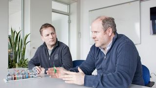 „Durch die Umstellung auf die Topjob-S-Reihenklemmen mit wartungsfreier Federanschlusstechnik konnten wir die Qualität unserer Maschinen weiter verbessern“, ist Markus Winterschladen von Schmoll Maschinen überzeugt. (Vor-Ort-Foto.de/Alex Fischer)