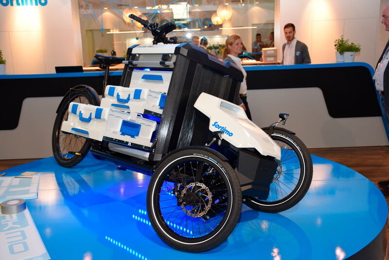 Sortimo stellt das dreirädrige Lastenfahrad mit elektrischem Unterstützungsmotor ProCargo CT1 vor. Die Aufbauten sind individuell wechsel- und austauschbar. (Stefan Dietz / »kfz-betrieb«)