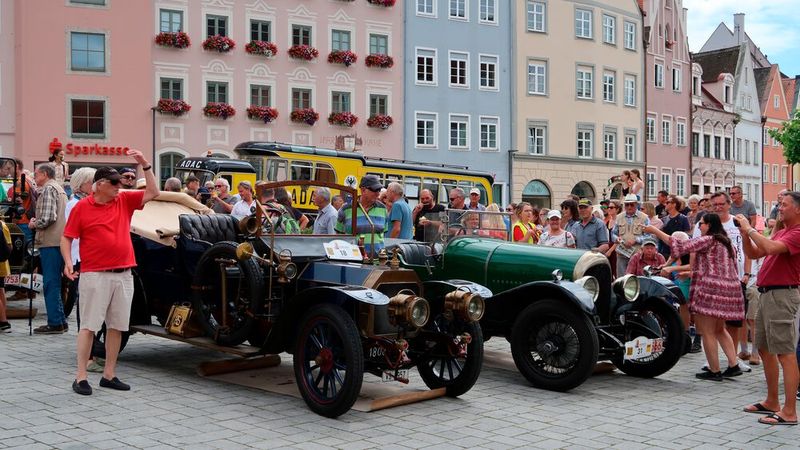 Stets am frühen Sonnabendnachmittag treffen die Teilnehmerfahrzeuge auf dem Landsberger Hauptplatz ein. Dort versammelten sich diesmal mehrere Hundert Oldtimerliebhaberinnen und -liebhaber. (Bild: Diehl)
