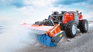 Reform-Werke hat einen vollständig funkferngesteuerten Geräteträger (Metron P48 RC) entwickelt mit neuartigem Fahrkonzept. Hier im Einsatz als Kehrmaschine. (Reform-Werke)