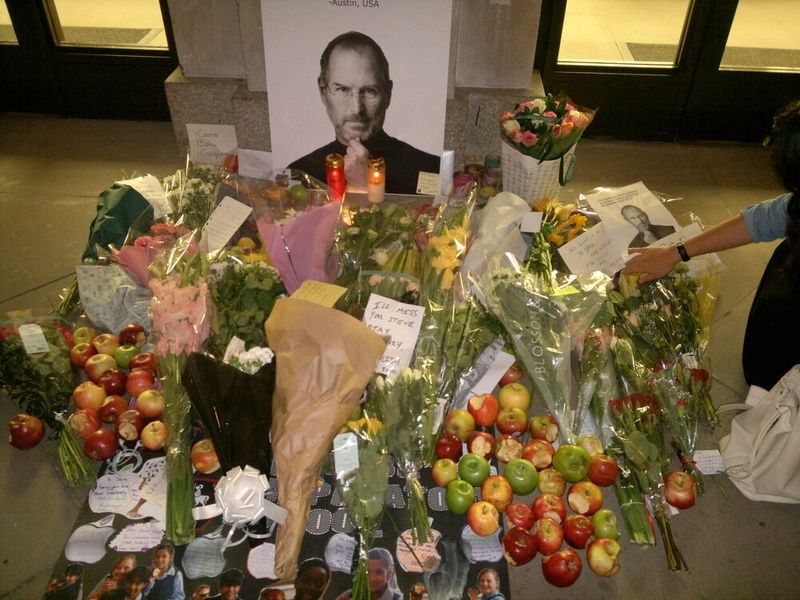 Vor dem Apple Store in London nach dem Tod von Steve Jobs. (Bild: Apple Store London Regent Street after death of Steve Jobs / Yamen / CC BY-SA / Wikimedia Commons)