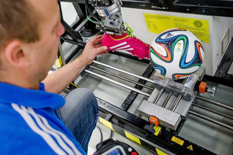 Nicht nur auf dem Rasen – auch in den Labors von adidas und Bayer MaterialScience musste der „Brazuca“ harte Tests über sich ergehen lassen, bevor er zum offiziellen Spielball der WM 2014 wurde. (Bild: Bayer)