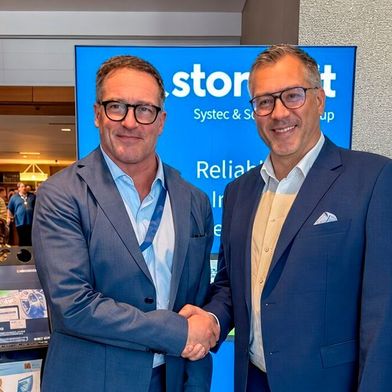 Der Beginn einer starken Partnerschaft: David Rode, CEO Blue Mountain (li.) und Jan-Henrik Dieckert, Geschäftsführerr & Partner Stormbit (re.) (Bild: Stormbit)