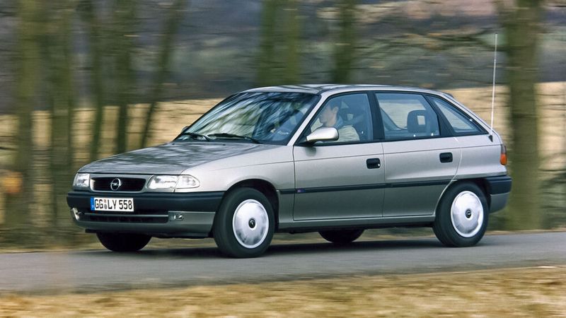 Die Motorenpalette reichte vom 1,4-Liter-Motor C14NZ mit 60 PS bis zum 2,0-Liter-DOHC-Motor C20XE mit 150 PS in der sportlichen GSi-Version. Im Dezember 1991 wurde die Modellreihe um eine Dieselvariante mit dem 1,7-Liter-Motor 17YD und 57 PS ergänzt. In der Regel waren die Motoren mit einem 5-Gang-Schaltgetriebe kombiniert, optional war auf bestimmten Versionen ein 4-Gang-Automatikgetriebe erhältlich. Weitere Motoren wurden im Laufe der Zeit eingeführt, darunter ein 1,6-Liter-Motor mit 100 PS (1992), ein 1,8-Liter-DOHC-Motor mit 125 PS (1993) und ein 1,7-Liter-Turbodiesel mit 82 PS von Isuzu (1992), der den 1,5-Liter-TD der Kadett E ablöste. (Bild: Opel GmbH)