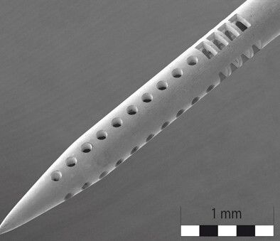 Bild 4: Medizinische Kanüle mit seitlichen Bohrungen, die lediglich 30 µm durchmessen. (Bild: Amada)