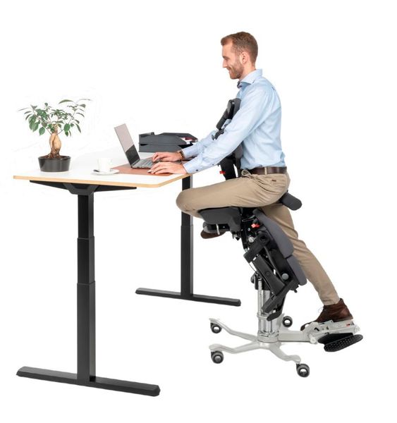 Der Sturfer ermöglicht eine neue Arbeitshaltung, welche die negativen Auswirkungen von Sitzen und Stehen abstellt und ersetzt damit den Bürostuhl.   (Bild: Sturfer)