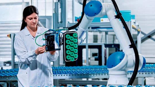 Palloc von Sick bezeichnet ein automatisiertes Entladesystem für Paletten, das jetzt auch für biegeschlaffe Produkte wie Säcke und Beutel einsatzfähig ist.(Bild:  Sick)