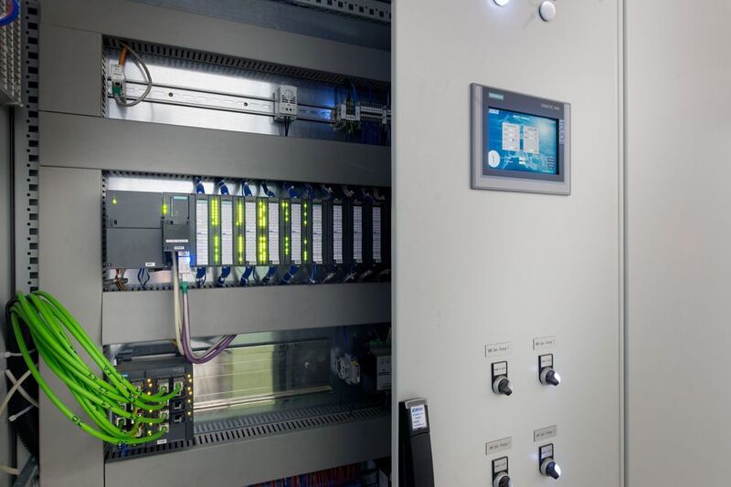 Die durchgängige Profinet-Vernetzung ermöglicht komfortable Ferndiagnose bis in die Umrichter hinein. (Siemens /W.Geyer)