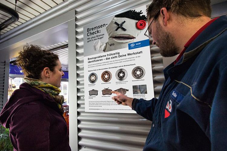 Der Vergleich Alt und Neu führt dem Kunden die Wichtigkeit eines Bremsen-Checks vor Augen. (Foto: Hella Pagid)
