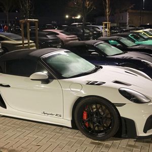 Die Glinicke-Gruppe nutzte den Abend natürlich, um die Porsche-Modelle zu präsentieren.(Bild:  Ulf Schaumlöffel)